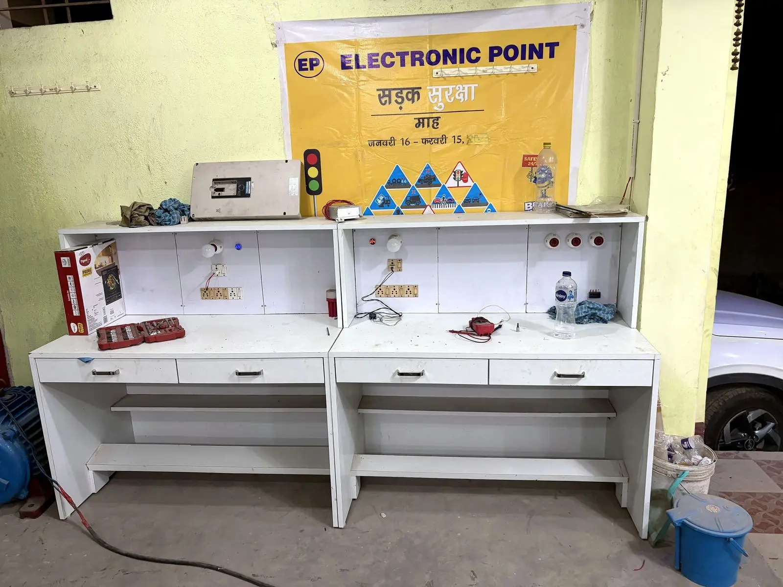 Electronic Point test benches with supply panel